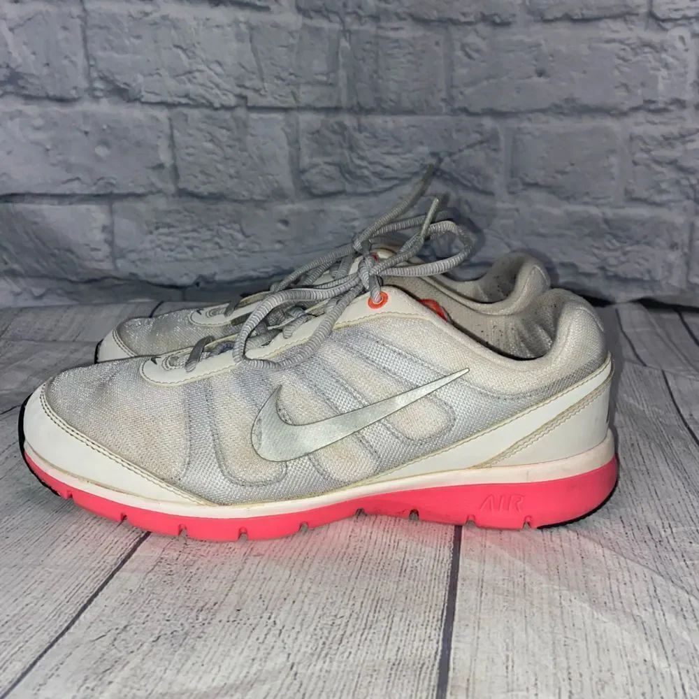 Nike womens training total core shoes white w/silver accents & pink soles sz 7